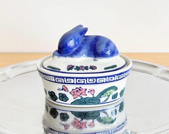 Mantequera vintage de estilo chinoiserie con decoración de conejo, conejo en nido, plato de porcelana, Ben Rickert