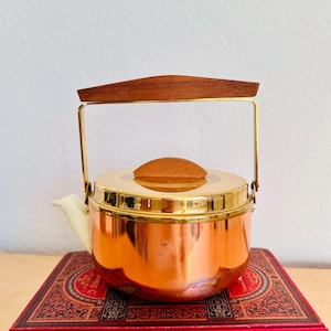 Vintage Mid Century Teapot with Wooden Handle and Copper-Brass Casing – Nostalgic Retro Kettle from the 1960s | Decorative MCM Teapot