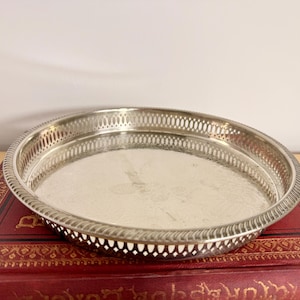 Silver-Plated Tray with Floral Design Classic Small Serving Tray Flower Motif Vintage Tray English Country Style Retro Table Decor