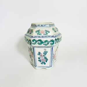 Asian Vase Vintage Chinoiserie Floral Vase Retro Chinese Vase Pastel Colors Asian Decor Retro Planter Classic Floral Asian Design
