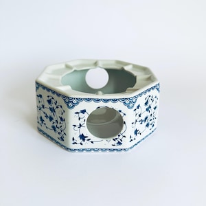 Blau-weißes Stövchen mit floralem Dekor Vintage Teewärmer im Farmhaus Stil Retro Landhaus Stövchen Topfuntersetzer Geschenk für Teetrinker