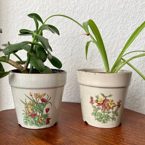 Speckled retro flower pot with floral motif
