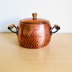 Vintage kopparkastrull, stor gammal koppargryta från Stöckli, fransk mat, lantkök, köksredskap