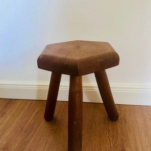 Farmhouse Cottagecore Stool Rustic three-leg stool beautiful vintage condition Retro plant stand Small flower table Country-style furniture