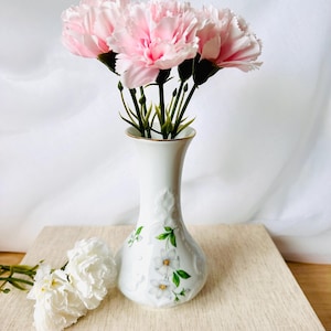 Vase KPM with Floral Design Vintage Porcelain Vase Country Style Retro Decoration for Spring  Mother’s Day Gift High-Quality Table Décor