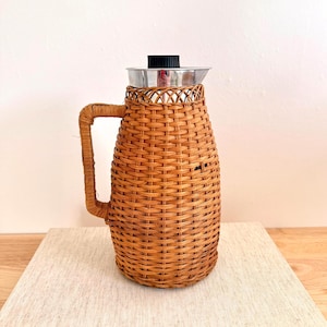 Rattan Thermoskanne von Björndahl 1970er Jahre Vintage Retro Thermoskanne Björndahl Mid-Century Thermoskanne Geflochtene Boho Kanne