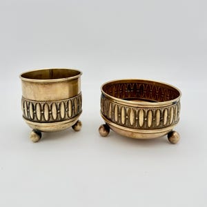 Vintage messing bloempotten, set van 2, gouden plantenbakken met bolvormige voetjes, mid-century boho-stijl