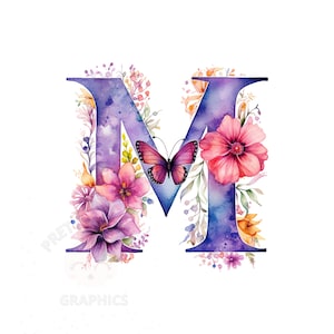 Pu&ograve; includere: Illustrazione ad acquerello della lettera M decorata con fiori viola, rosa e gialli e una farfalla viola.