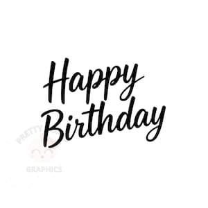 Może przedstawiać: Czarny napis "Happy Birthday" na białym tle. Litery są pisane kursywą i eleganckie. Małe logo znajduje się w lewym dolnym rogu. Idealne na kartki okolicznościowe lub dekoracje urodzinowe.
