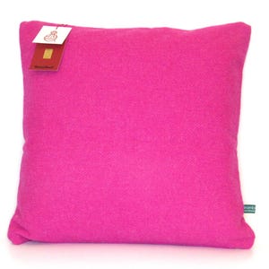 Kussen Harris Tweed in helder kauwgomroze - handgemaakt op bestelling