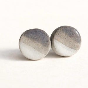 Runde keramische Ohrstecker - handgemachter mehrfarbiger Schmuck, einzigartige Handwerker-Ohrringe