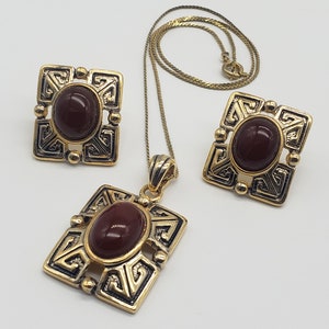 Vintage 1980&#39;s Gold Tone Byzantine Style Faux Carnelian Cabochon Rectangular Pendant and Earring Jewelry Set, Signed ROMAN