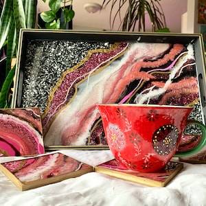 resin geode serving tray and coaster set, geode coaster set, coffee table tray,  4 coasters set, pink and gold geode art
