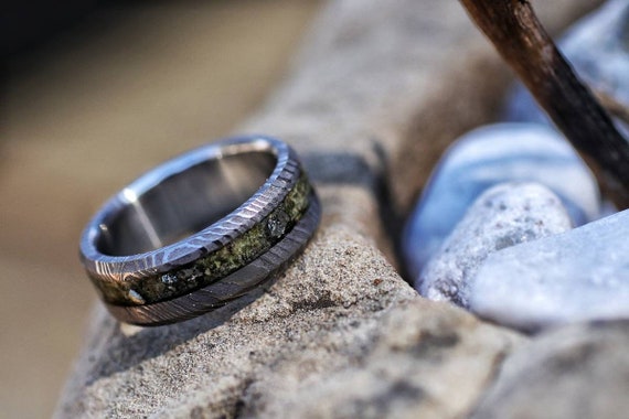 Damascus steel wedding band pros and cons | Beachweddingtips.com