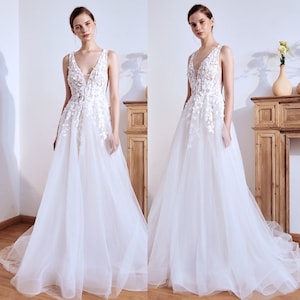 Leaf Applique A-line Wedding Dress| Lace A-line Wedding Gown| A-line Bridal Dress with Leaf Applique| V-neck Tulle Skirt Wedding Dress
