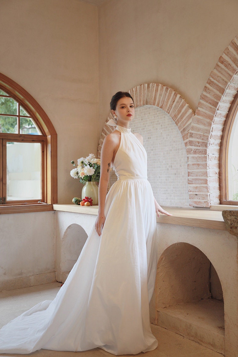 White halter-neck fitted elegant ball gown/bridal dress R8605 main image 0