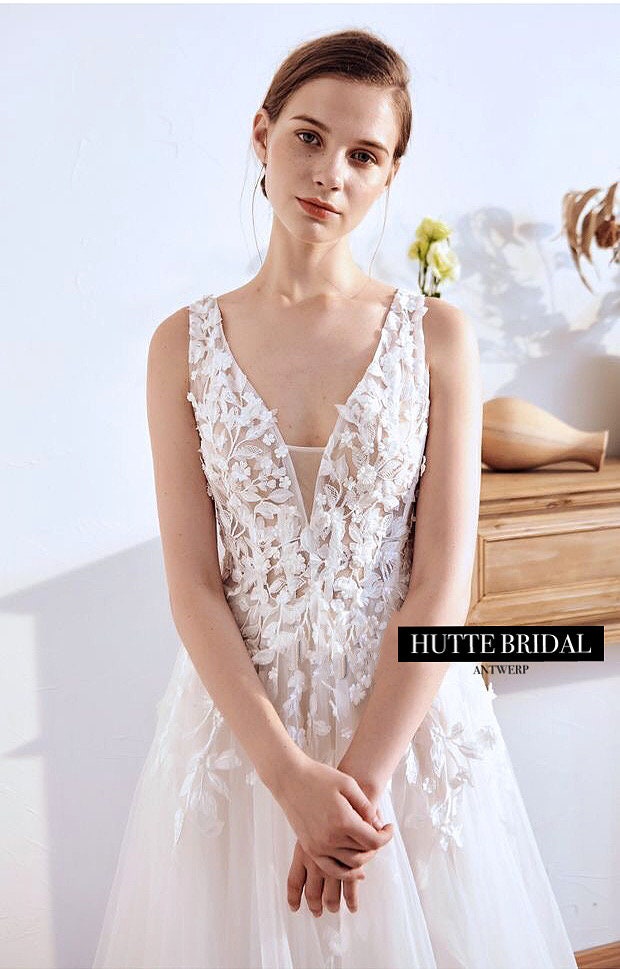 Leaf Applique A-line Wedding Dress| Lace A-line Wedding Gown| A-line Bridal  Dress With Leaf Applique| V-neck Tulle Skirt Wedding Dress - Etsy