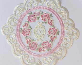 Napperon ovale en dentelle florale, motif floral brodé de roses roses dans un style vintage pour décoration d'intérieur, napperon en dentelle avec charme japonais kawaii