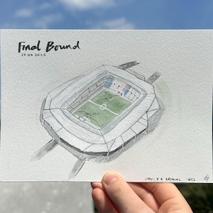 Puede incluir: Pintura a la acuarela de un estadio, con el texto "Final Bound" y "29 04 2015". El estadio tiene un campo verde y zonas de asientos. La obra de arte se sostiene contra un cielo azul.