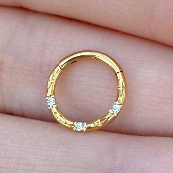 Pendiente Daith de titanio: piercing minimalista de aro en oro o plata, joyería de calidad para implantes.