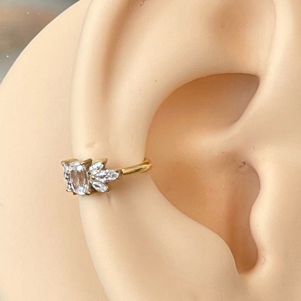 Piercing de hélice con concha de circonita cúbica de titanio y oro