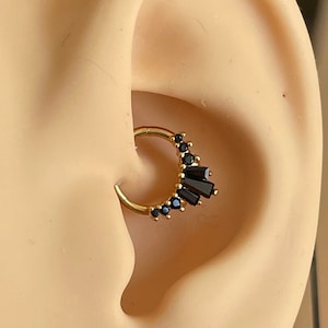 Pendiente Daith de oro de 16 g, 8 mm/10 mm, circonita cúbica negra, anillo Daith con cierre de clic, joyería minimalista delicada, aro de perforación, anillo de oreja con cierre de clic quirúrgico
