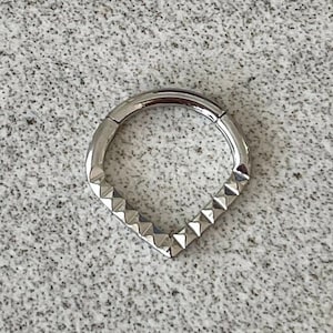 16G V Daith Jewelry Titanium Silver | 8mm Minimalist Daith Jewelry Clicker Dainty Daith Hoop Piercing | Cute Tragus Cartilage Daith Clicker