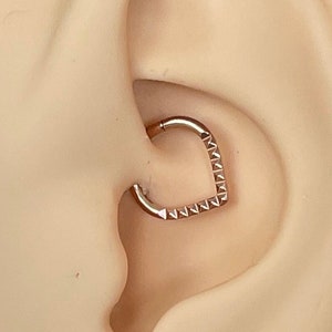 Pendiente daith de titanio martillado joyería daith de oro rosa, perforación daith, anillo daith lindo de 16 g, pendiente único, pendiente de torre de hélice