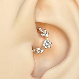 Pendiente daith de vid floral de oro, joyería perforante daith linda y delicada, clicker daith único, joyería daith de oro, plata CZ u oro