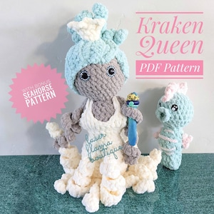 Może przedstawiać: Wzór na szydełku na amigurumową lalkę Kraken Queen z dodatkowym wzorem na konika morskiego. Lalka jest szara w białej sukience i z niebieskimi włosami. Konik morski jest niebieski i różowy.