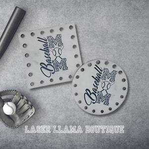 Peut inclure: Deux dessous de verre sur le thème du baseball, l'un carré et l'autre rond, avec les mots "Baseball Mom" et un graphisme de baseball. Les dessous de verre ont une série de petits trous sur les bords. Une batte et un gant de baseball sont également visibles.