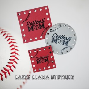 Peut inclure: Trois découpes en bois sur le thème du softball. Deux carrés rouges et un cercle argenté portent l'inscription "Softball MOM" avec un motif de cœur. Les carrés ont des bords cousus. Un ballon de baseball est en arrière-plan. Le texte "LASER LLAMA BOUTIQUE" est en bas.