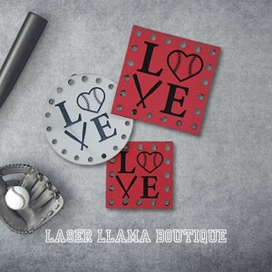 Peut inclure: Trois pancartes en bois sur le thème du baseball. Chaque pancarte dit "LOVE" avec un ballon de baseball et des chauves-souris croisées au centre. Les pancartes sont rouges et blanches.