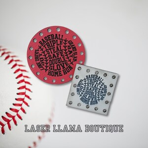 Peut inclure: Deux sous-verres ronds en bois découpés au laser sur le thème du baseball. Le sous-verre du haut est rouge avec du texte noir et le sous-verre du bas est blanc avec du texte noir. Les deux sous-verres présentent les mots "Line Drive", "Baseball", "Triple", "Steal", "Safe", "Double", "Glove", et "Home Run".