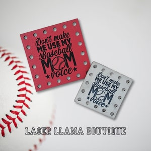 Peut inclure: Deux patchs de maman de baseball rouge et blanc avec du texte noir et un graphique de baseball. Le texte dit "Ne me fais pas utiliser ma voix de maman de baseball".