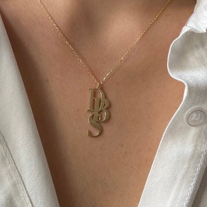 Pingente de alfabeto triplo, colar de iniciais verticais, pingente de monograma, colar de letras em camadas, pingente de iniciais de família, joias personalizadas