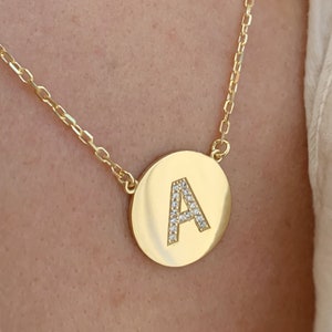 Colar de disco inicial Cz, pingente de letra de diamante Cz, joias Cz personalizadas, pingente de disco de zircônia cúbica de A a Z, medalhão inicial personalizado