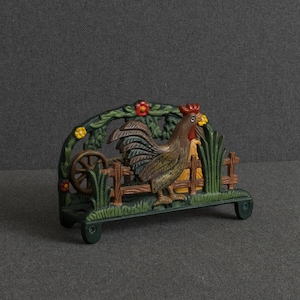 Servilletero vintage de hierro fundido con forma de gallo: decoración de cocina rústica.