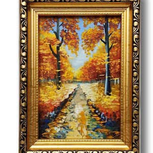 Op de afbeelding: Een ingelijst olieverfschilderij dat een pad door een bos in de herfst toont. De bomen zijn in een levendig geel en oranje, en het pad is bezaaid met gevallen bladeren. Het schilderij is ingelijst in een gouden lijst met sierlijke details.