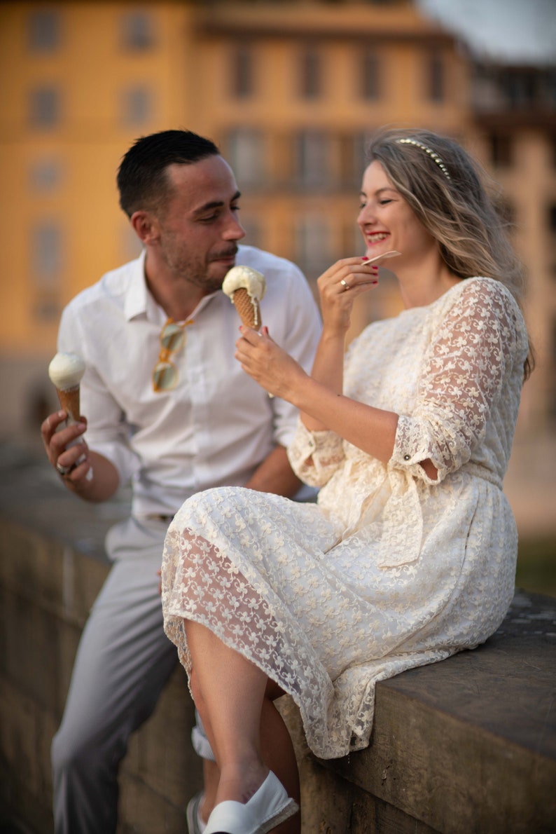 Robe de mariée mi-longue en dentelle ivoire à manches longues / robe de mariée modeste minimaliste couleur ivoire / robe de mariée brodée cérémonie civile image 1