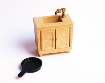 Fregadero y sartén vintage de Sylvanian Families, 1985. Muebles y accesorios de cocina vintage de Sylvanian Families, década de 1980.