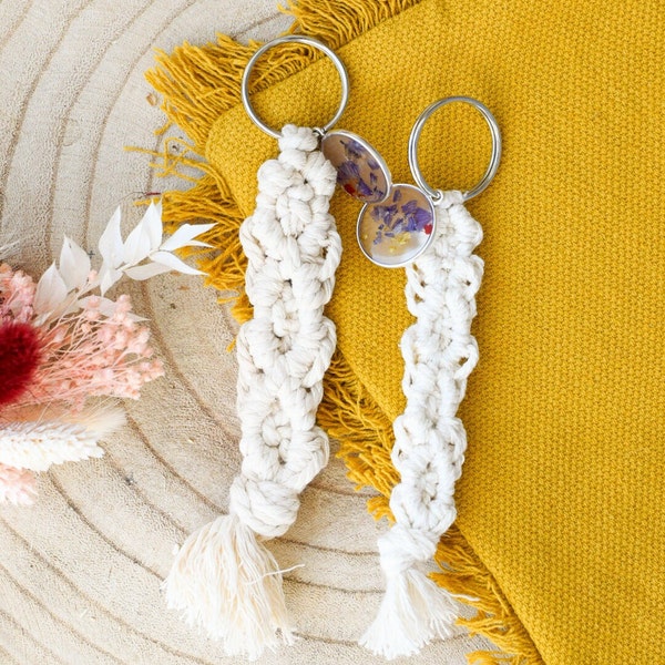 Porte-clés bohème en macramé avec médaillon fleurs séchées // Pendentif fleurs séchées // idée cadeau // Atelier Galie