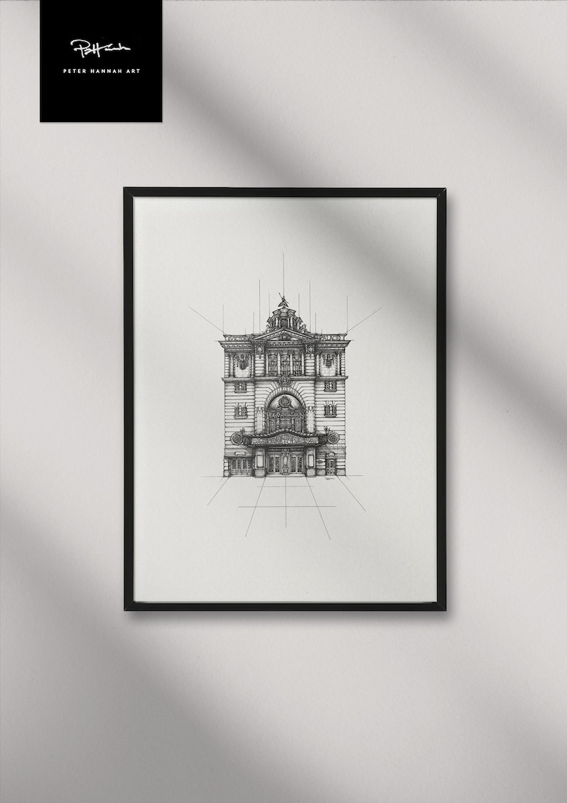 Puede incluir: Dibujo en blanco y negro de un edificio con una gran entrada arqueada y una l&iacute;nea de techo decorativa. El dibujo est&aacute; enmarcado en un marco negro.