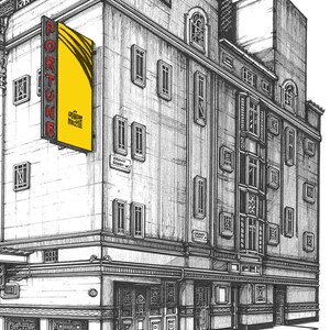 Puede incluir: Un dibujo en blanco y negro de un edificio con un letrero amarillo que dice "FORTUNE" y "CREATIVE THEATRE". El edificio tiene muchas ventanas y un letrero que dice "CROWN COURT W".