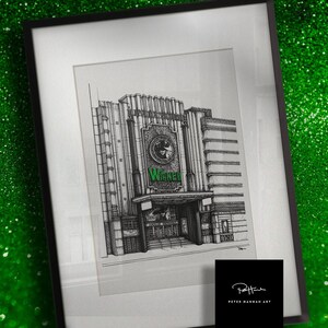 Puede incluir: Un dibujo en blanco y negro del teatro Wicked en la ciudad de Nueva York. El dibujo est&aacute; enmarcado en un marco negro con un passe-partout blanco. El teatro se representa con un gran letrero que dice "Wicked" en letras verdes.