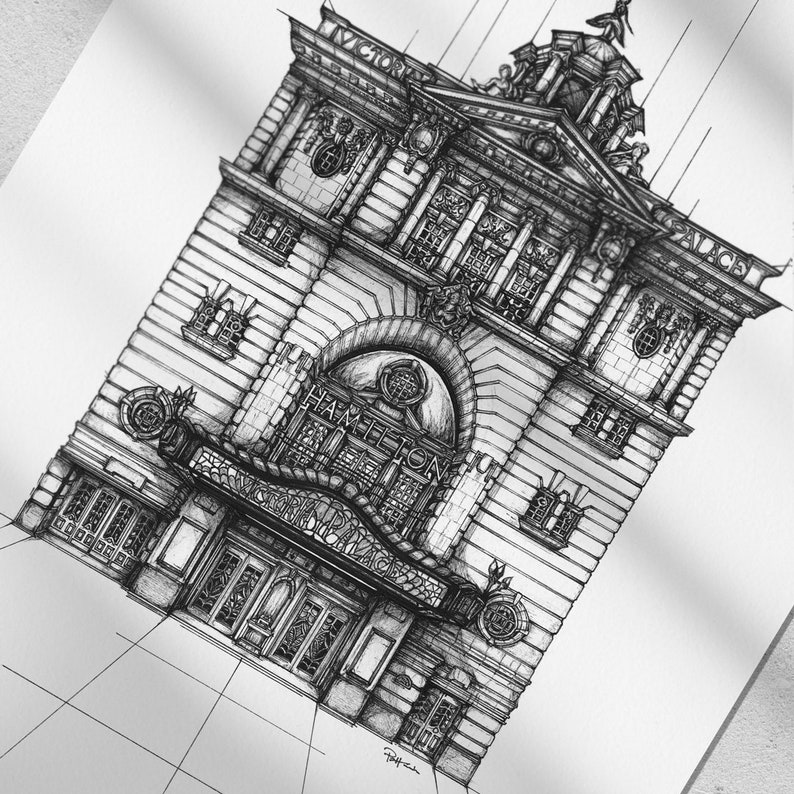 Puede incluir: Dibujo en blanco y negro de un edificio con una fachada ornamentada. El edificio tiene una gran entrada arqueada con el texto "Hamilton Palace" encima. El edificio est&aacute; decorado con intrincados detalles, incluyendo columnas, arcos y ventanas.