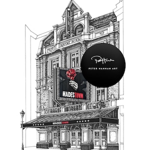 Op de afbeelding: Gedetailleerde zwart-wit illustratie van het Lyric Theatre, met een "Hadestown"-reclamebord. Een rode bloem wordt in een hand op het reclamebord gehouden. De handtekening van de kunstenaar staat in een zwarte cirkel.