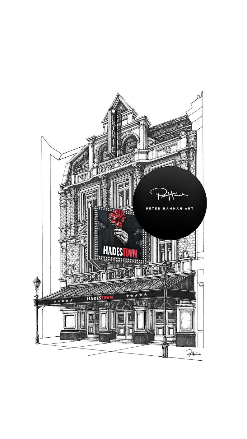 Op de afbeelding: Gedetailleerde zwart-wit illustratie van het Lyric Theatre, met een "Hadestown"-reclamebord. Een rode bloem wordt in een hand op het reclamebord gehouden. De handtekening van de kunstenaar staat in een zwarte cirkel.