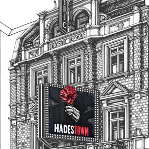 Op de afbeelding: Zwart-wit illustratie van een gebouwgevel met het woord "LYRIC" bovenaan. Een bord voor "HADESTOWN" toont een hand die een rode bloem vasthoudt. Het gebouw heeft meerdere ramen en architecturale details.