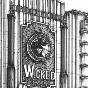 Puede incluir: Dibujo en blanco y negro de l&iacute;neas del Teatro Apollo Victoria en Londres, Inglaterra. El teatro est&aacute; adornado con las palabras "Apollo Victoria" y "Wicked" en letras grandes. Un reloj de cara con una bruja en su interior es visible en la fachada.